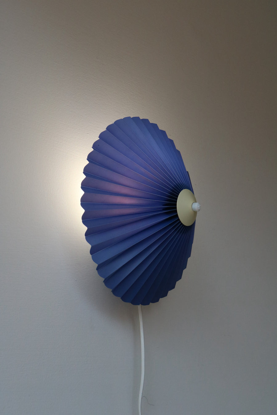 plissé wandlamp blauw